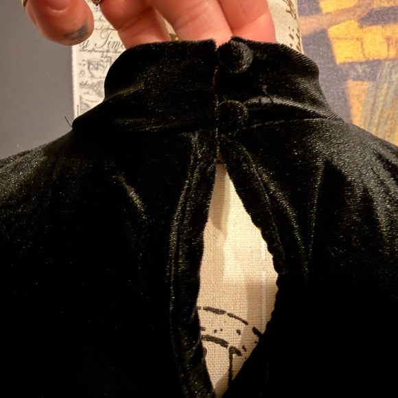 Olive + Oak Elegant Black Velvet Women's Top - Picture 7 of 8